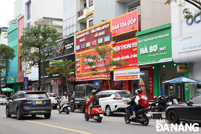 Phố chuyên doanh giúp tạo mỹ quan đô thị, trật tự an toàn giao thông.  TRONG ẢNH: Phố điện tử - kỹ thuật số đường Hàm Nghi với các ngành hàng đặc trưng, đáp ứng nhu cầu mua sắm của người dân và du khách. Ảnh: TRẦN TRÚC