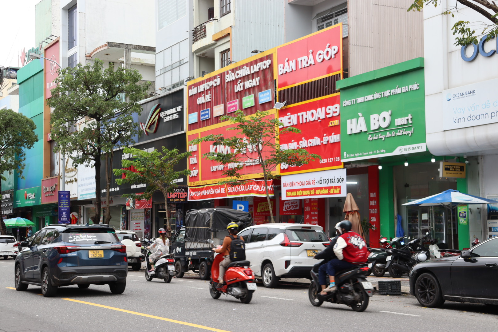 Specialised trading streets help create urban beauty and traffic order and safety. IN PHOTO: Electronic - digital street on Ham Nghi Street meeting the shopping needs of residents and tourists. Photo: TRAN TRUC