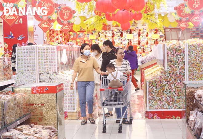 People's purchasing power before the 2024 Lunar New Year is expected to increase sharply. People shop at Go! Danang. Photo: VAN HOANG