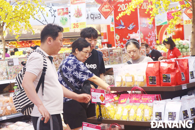 The shopping atmosphere at supermarkets in the city is bustling as Tet approaches. People choose to buy goods at Go! Danang. Photo: VAN HOANG