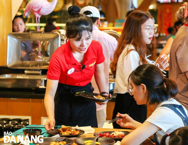 At the end of the year, seasonal jobs are quite diverse, helping many students and freelance workers earn extra income. A restaurant staffer works at the Sun World Ba Na Hills Tourist Area. Photo: L.P