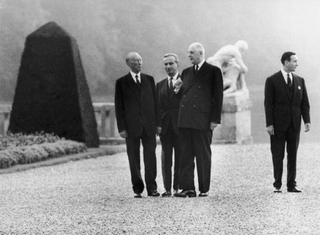 Thủ tướng Đức Konrad Adenauer (trái) và tướng de Gaulle của pháp trong khu vườn của lâu đài Rambouillet vào ngày 15-10-1963.  Ảnh: GETTY IMAGES 