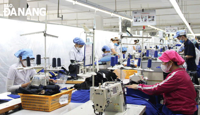 Workers are seen working at the March 29 Textile and Garment Joint Stock Company. Photo: L.P