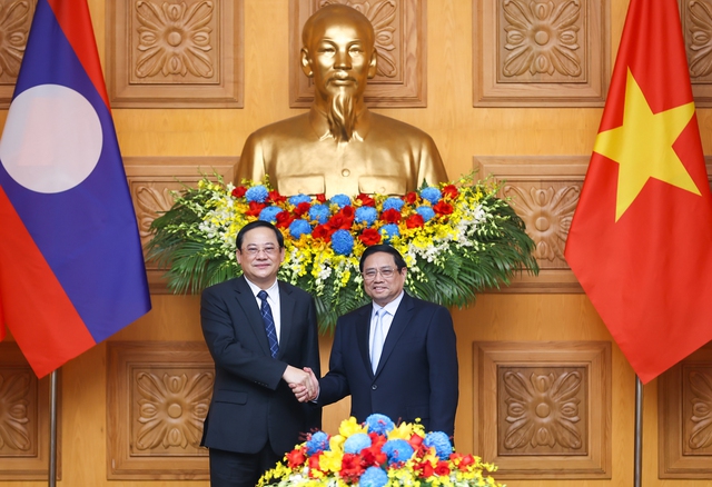 Thủ tướng Phạm Minh Chính nhiệt liệt chào mừng Thủ tướng Lào Sonexay Siphandon lần đầu tiên sang thăm chính thức Việt Nam trên cương vị mới - Ảnh: Chinhphu.vn