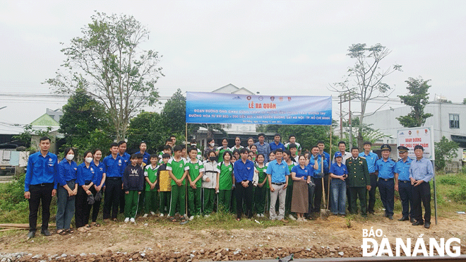 The campaign to join efforts to protect rail tracks sees the participation of three generations in a family. Photo: KHANH NGAN.