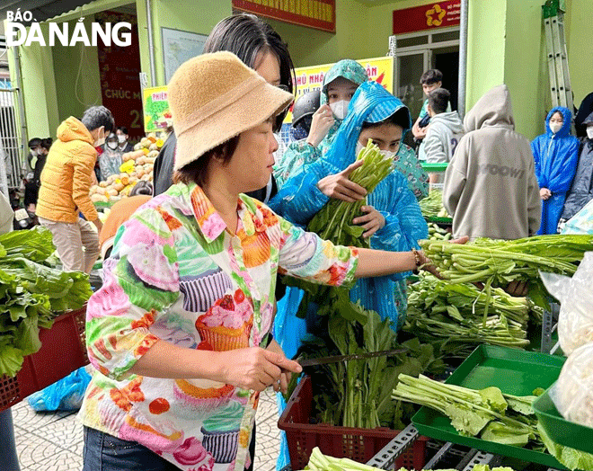 Người dân tham gia “Phiên chợ 0 đồng” tại phường Thanh Bình (quận Hải Châu) được tổ chức định kỳ với các nhu yếu phẩm của địa phương. Ảnh: X.H