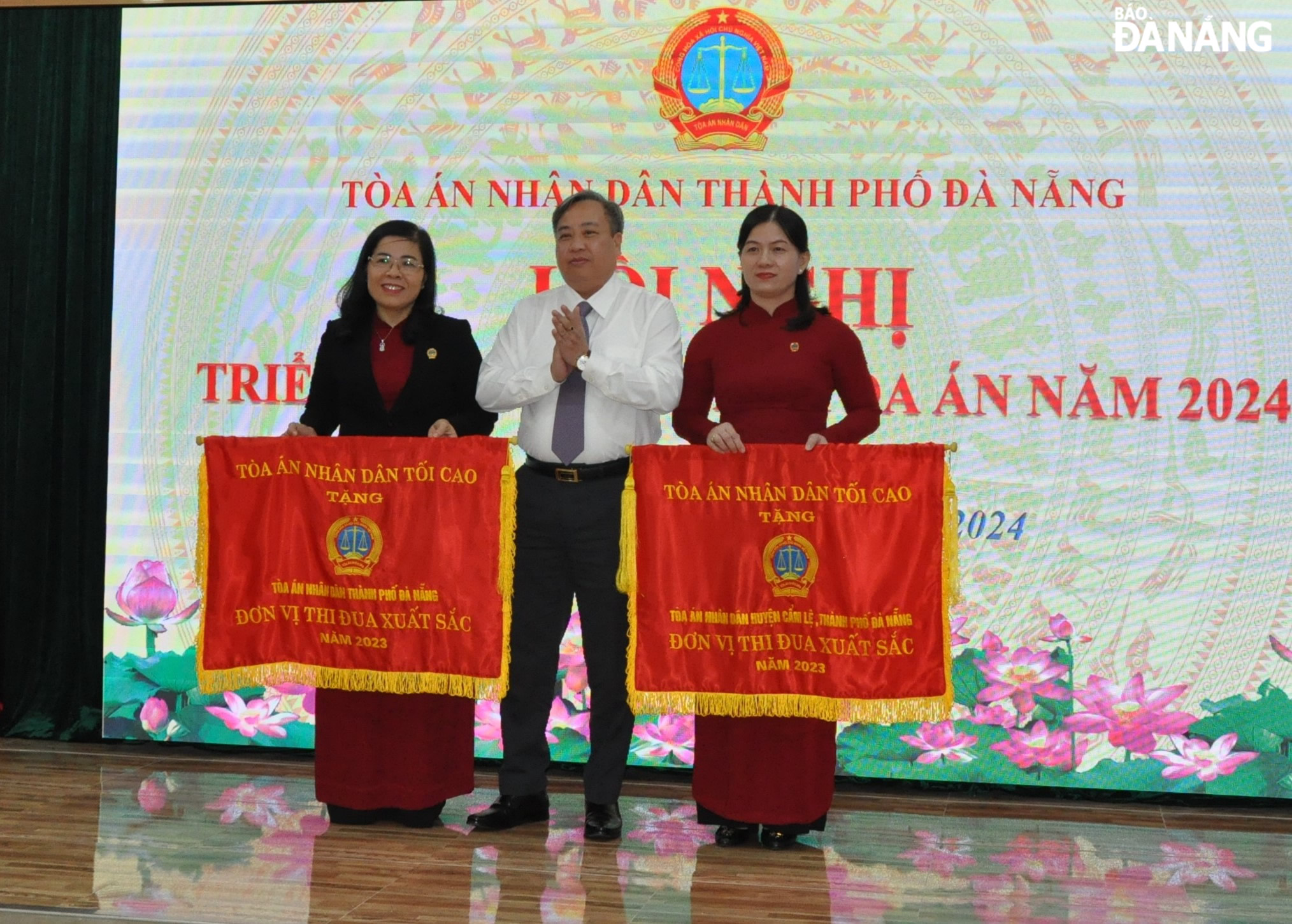 Phó Chánh án TAND tối cao Phạm Quốc Hưng (giữa) tặng Cờ thi đua ngành cho TAND thành phố và TAND quận Cẩm Lệ. Ảnh: LÊ HÙNG