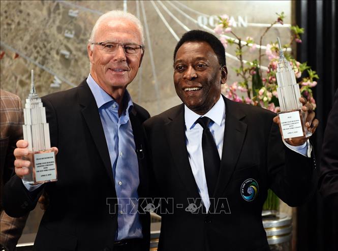 Huyền thoại bóng đá Franz Beckenbauer (trái) và Pele tại một sự kiện ở New York, Mỹ, ngày 17-4-2015. Ảnh tư liệu: TTXVN