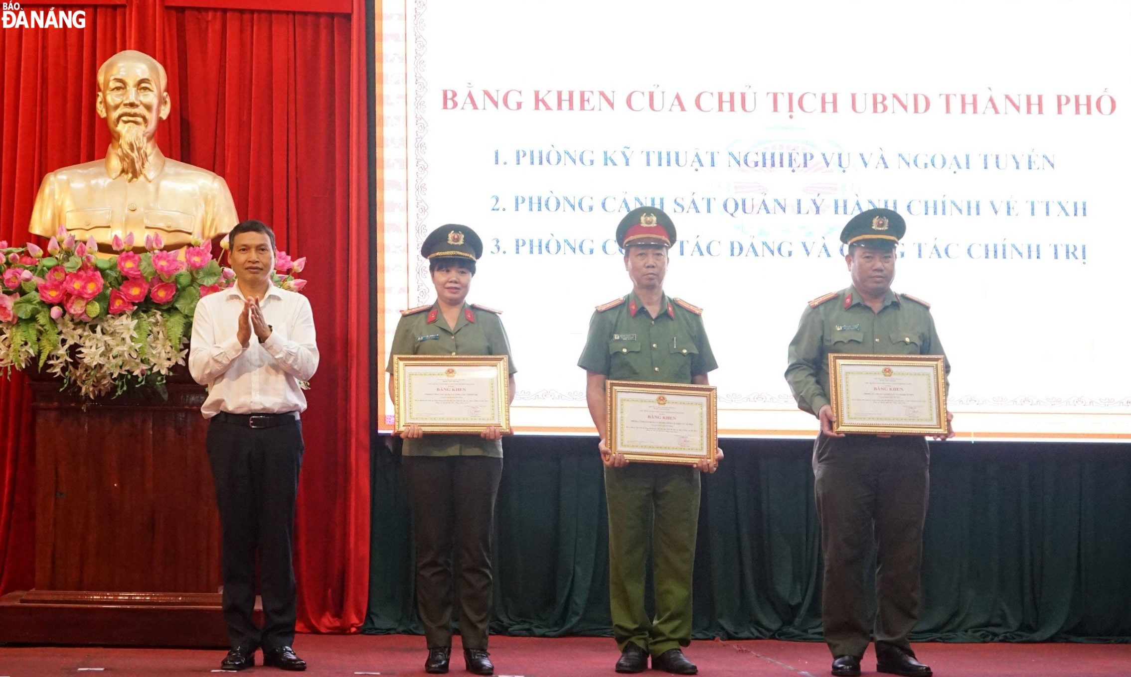 Phó Chủ tịch Thường trực UBND thành phố Hồ Kỳ Minh (ngoài cùng, bên trái) tặng bằng khen của Chủ tịch UBND thành phố cho các đơn vị. Ảnh: LÊ HÙNG