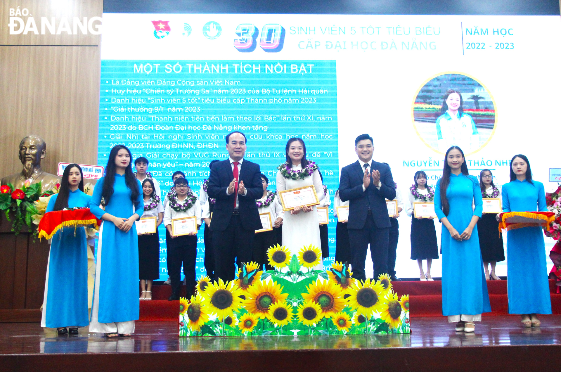 The Students’ Association of the University of Da Nang awarding the title ‘Student of 5 Goods’ to individuals with outstanding achievements. Photo: N.Q