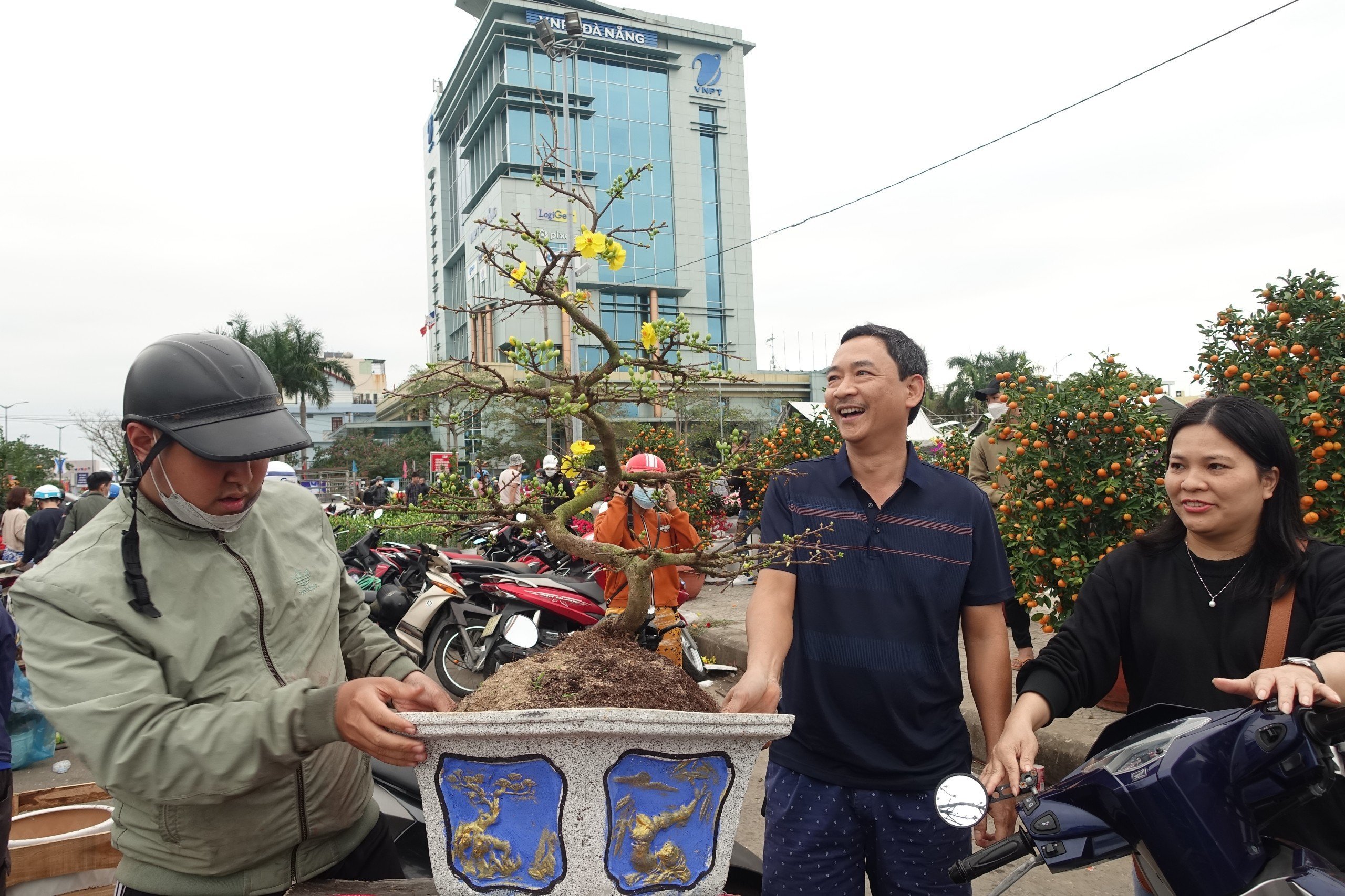 Visitors to the Tet Flower Market 2023