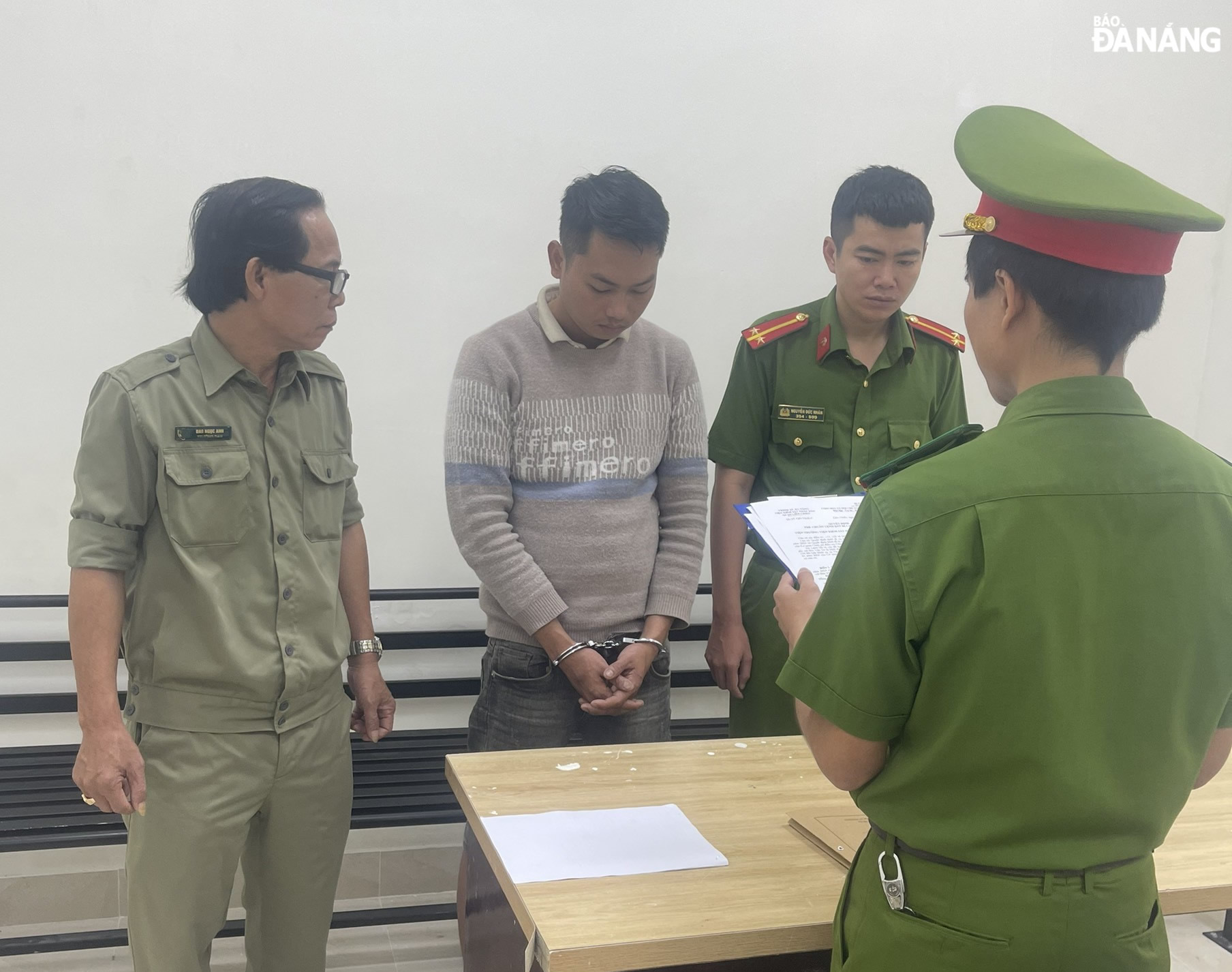 Cơ quan Cảnh sát điều tra (Công an quận Liên Chiểu) thực hiện lệnh bắt tạm gia đối tượng Bùi Văn Trí (thứ 2, trái sang). Ảnh: L.H