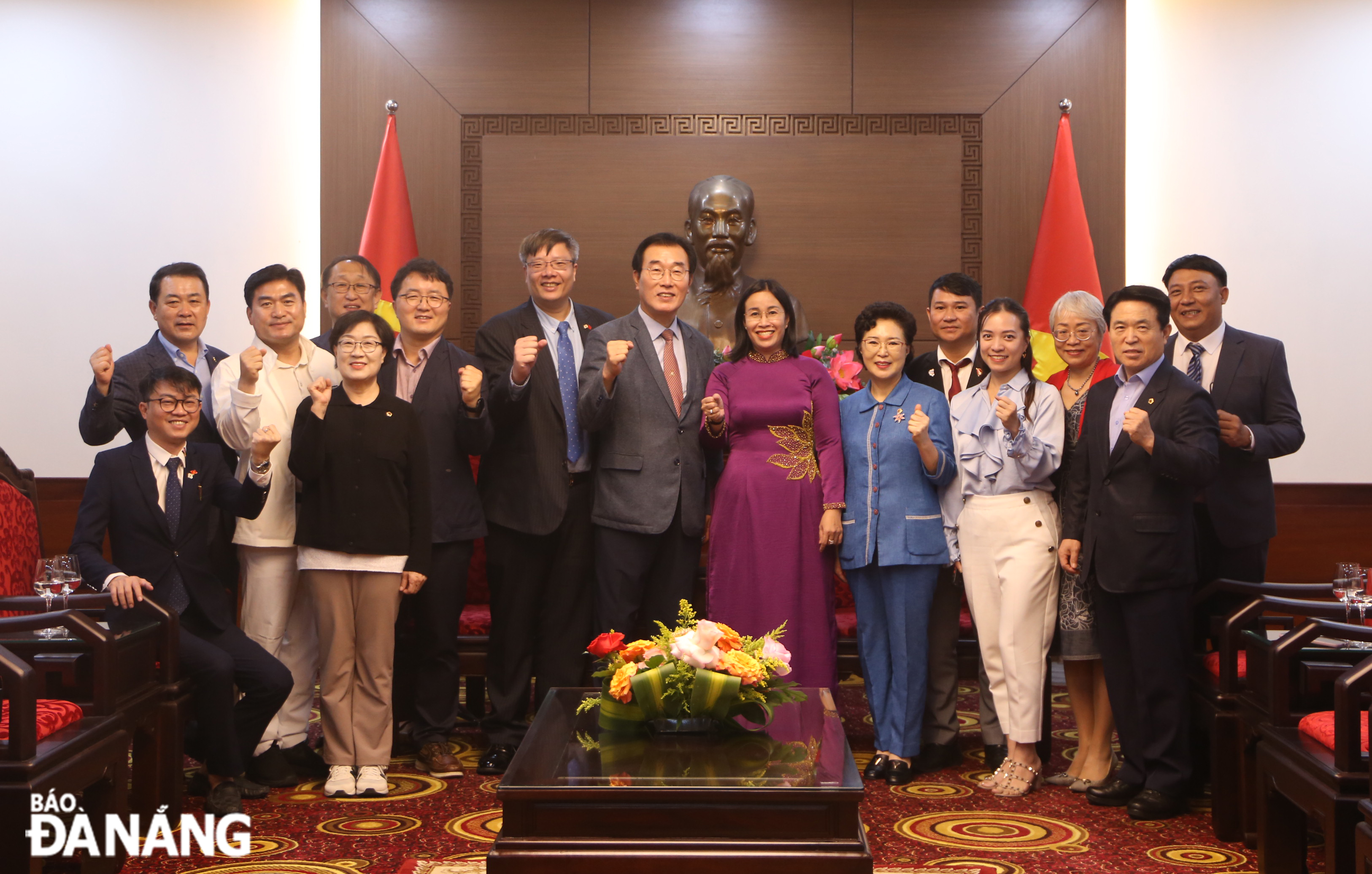 Da Nang leaders taking a souvenir photo with the Gangwon Provincial People's Council delegation in South Korea. Photo: X.H