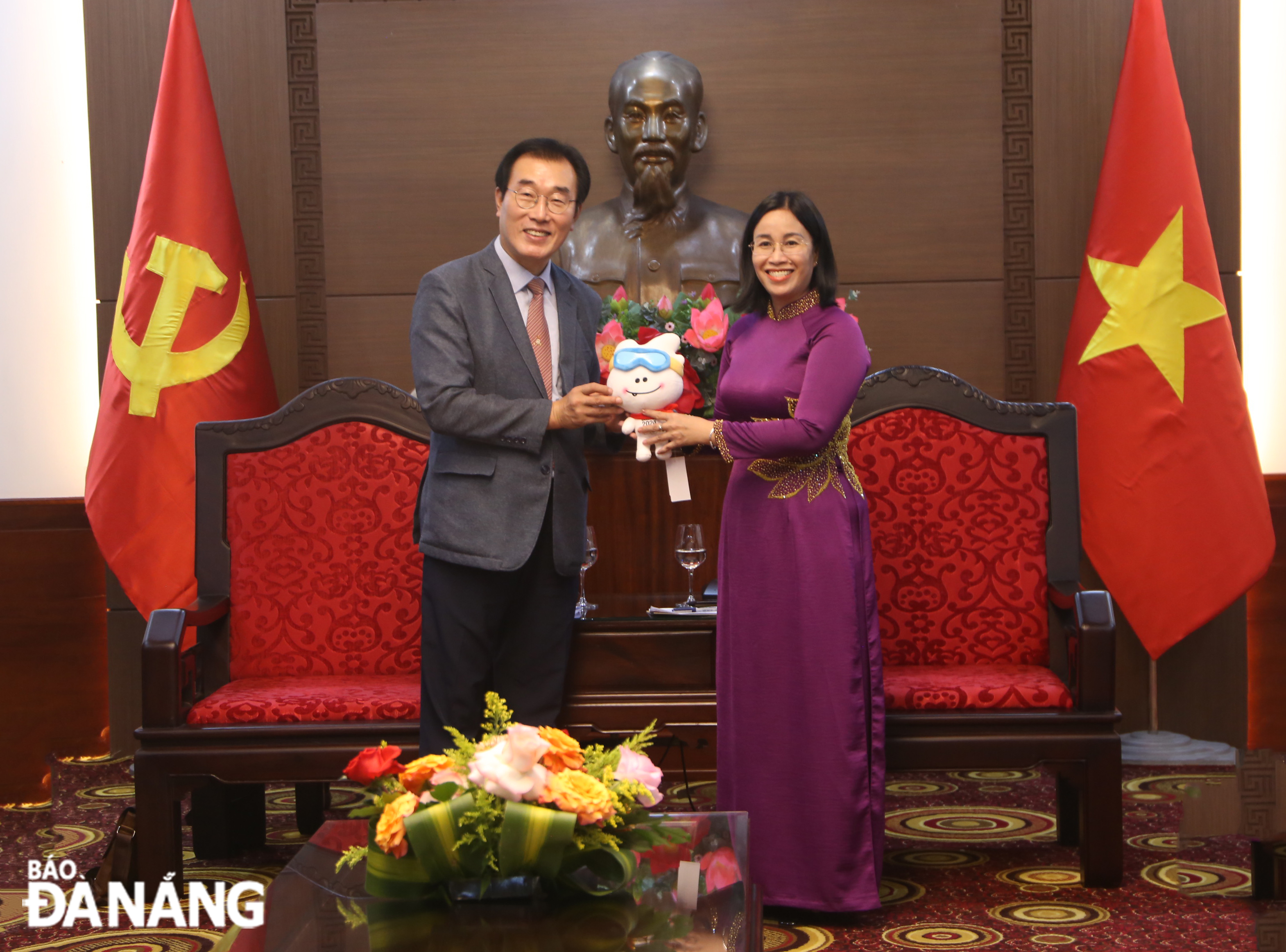 Vice Chairwoman of the Da Nang People's Council Nguyen Thi Anh Thi (right) receiving a gift from Mr. Jeong Jae Woong who is Head of the Department of Culture and Society of the People's Council of Gangwon Special Self-Governing Province 