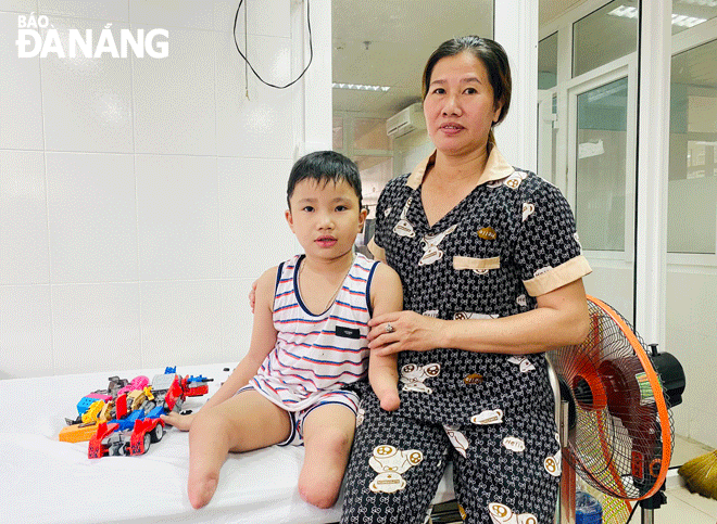 Tuan and his mother after rehabilitation of walking. Photo: KHANH NGAN