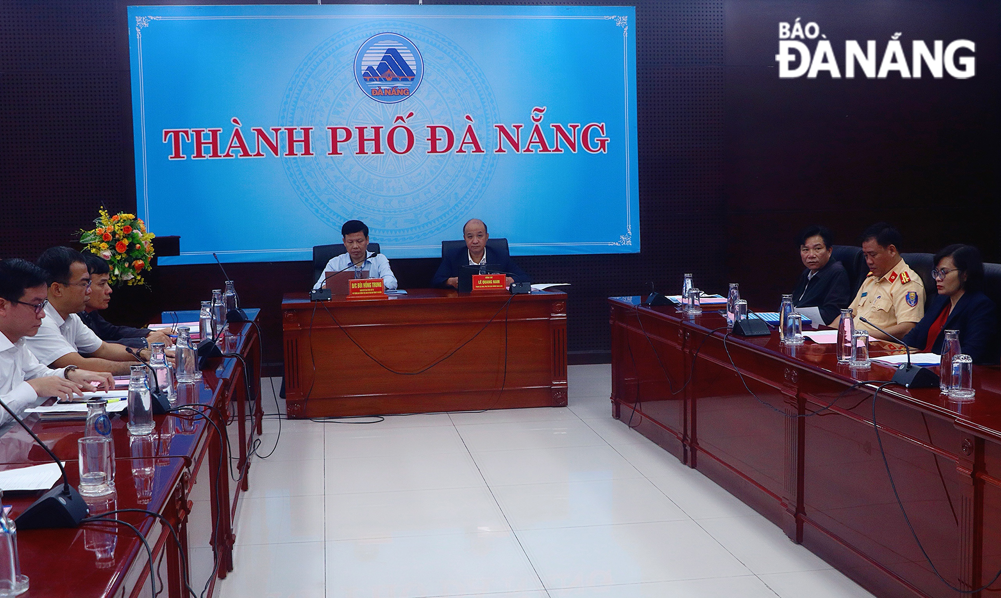 Vice Chairman of the Da Nang People's Committee Le Quang Nam and Director of the municipal Department of Transport Bui Hong Trung co-chaired the Da Nang broadcast point.