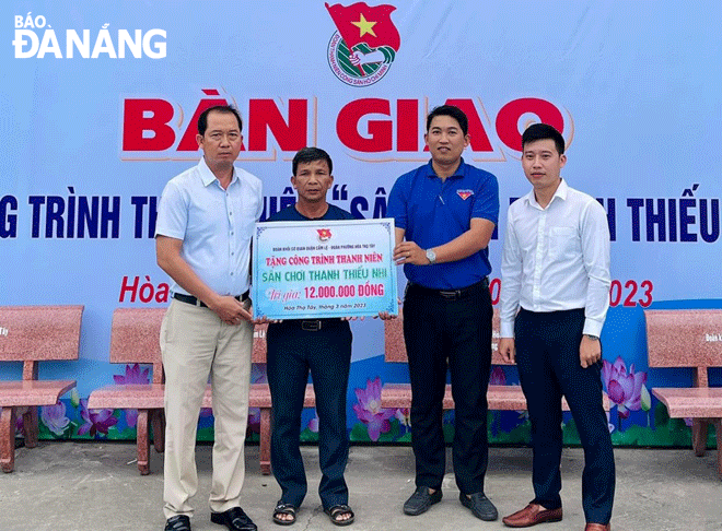 Mr. Nguyen Dung (second, right), the Secretary of the Youth Union organization of Cam Le District’s Hoa Tho Tay Ward handed over a children's playground to the inhabitants of residential area No. 2 in Hoa Tho Tay Ward in March 2023. Picture by: N.D