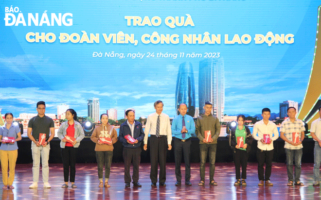 Trưởng ban Tuyên giáo Thành ủy Đoàn Ngọc Hùng Anh (giữa) và lãnh đạo Liên đoàn Lao động thành phố trao quà cho đoàn viên, công nhân lao động. Ảnh: XH