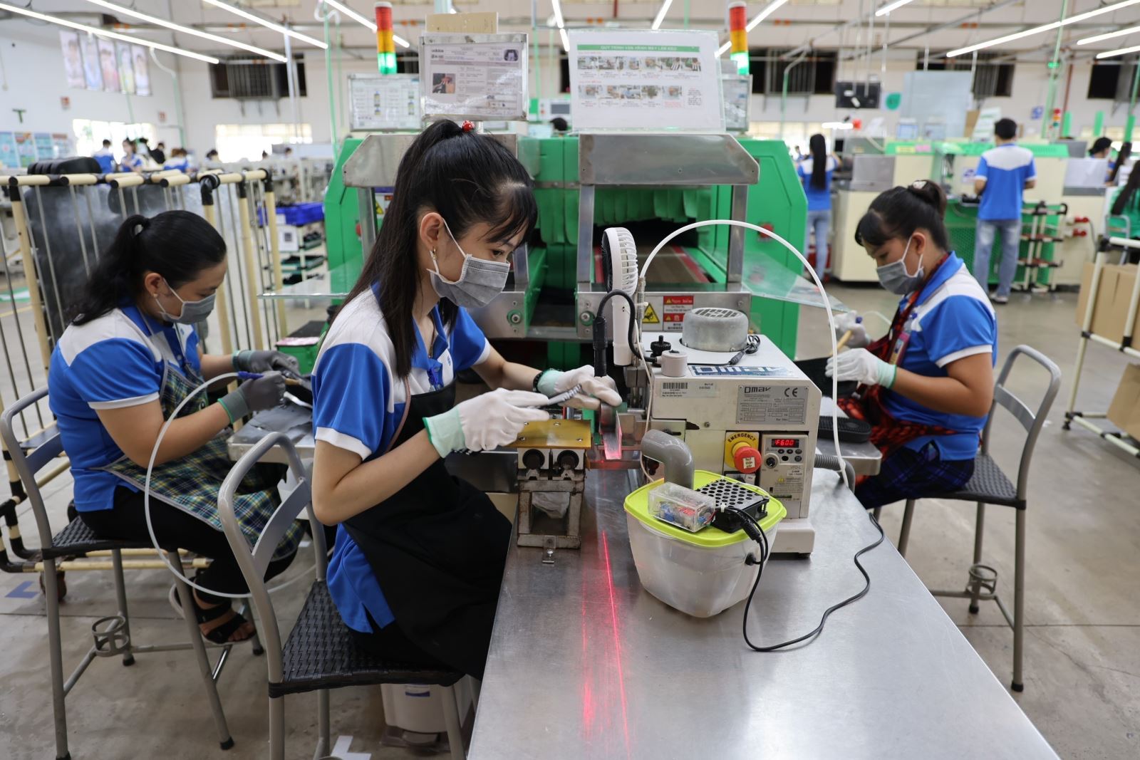 Công nhân nhà máy Jia Hsin sản xuất lô hàng dép xốp xuất khẩu. Ảnh: Minh Hưng/TTXVN.