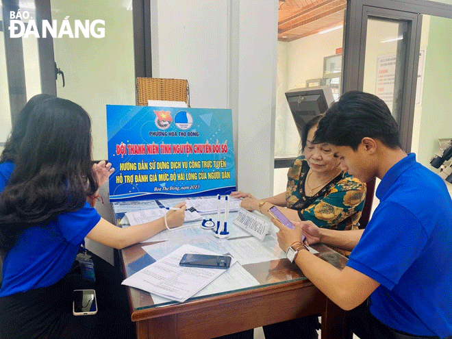 Youth Union members in Hoa Tho Dong Ward, Cam Le District, supporting people in using online public services. Photo: M.Q