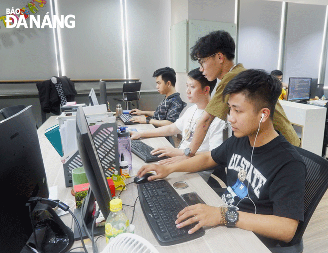 The digital economy has achieved many positive results. IN PHOTO: Employees working at the Unitech Joint Stock Company based in Hai Chau District. Photo: M.Q 