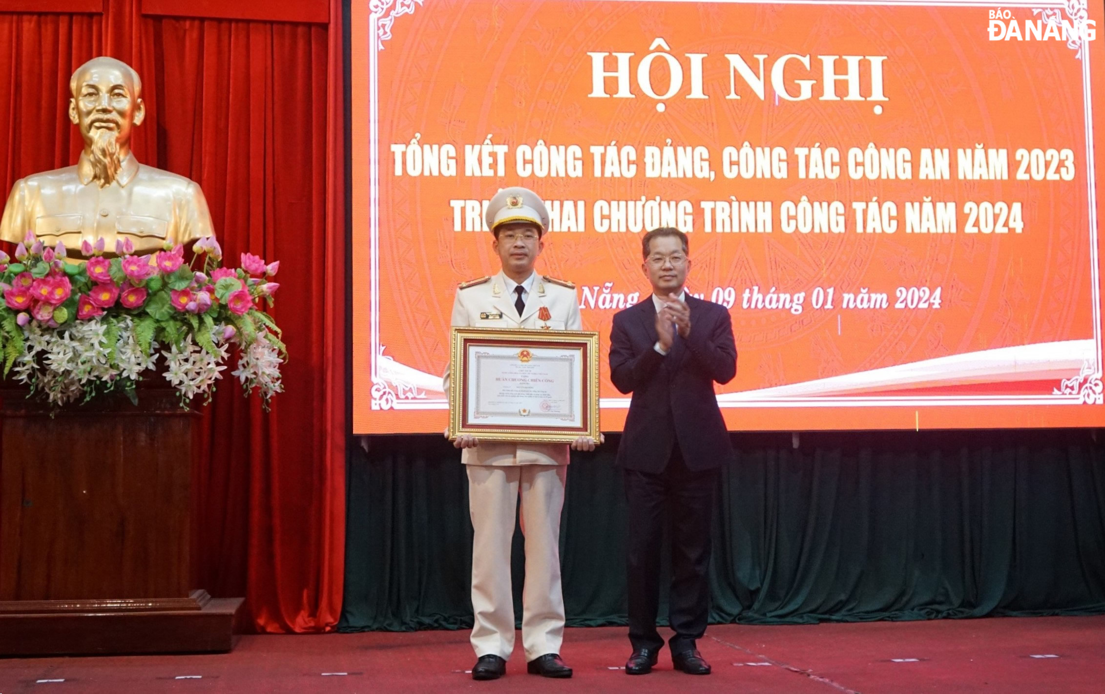 Authorised by the State President, municipal Party Committee Secretary Nguyen Van Quang (right) awarding the Third Class Labour Medal to Lieutenant Colonel Nguyen Dai Dong, Deputy Director of the city's Department of Public Security. Photo: LE HUNG