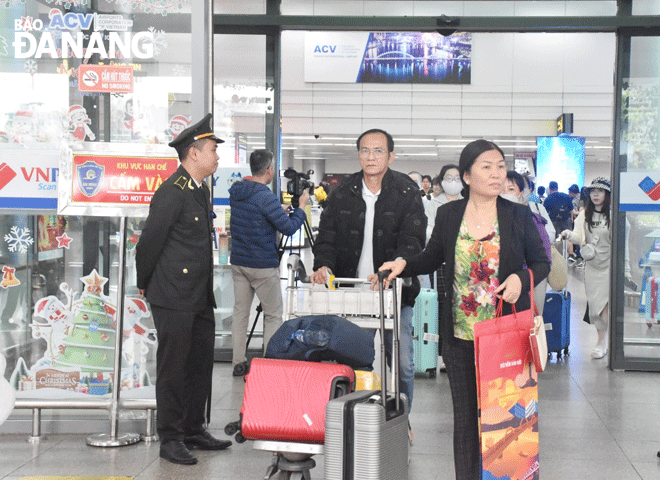 Increasing experiences for tourists is one of the things the city's tourism industry is aiming for. Visitors arrive in Da Nang through the Da Nang International Airport. Photo: THU HA