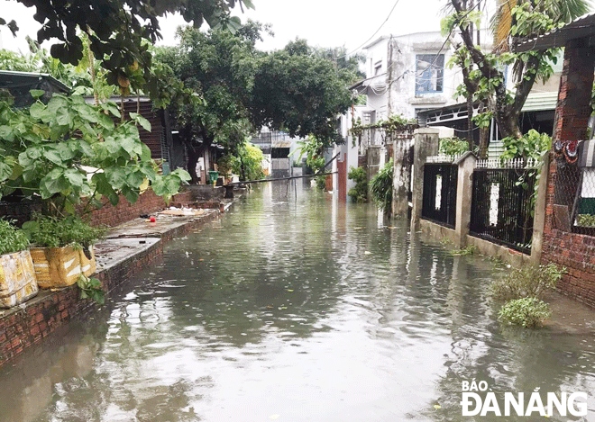 Người dân tổ dân phố 21, phường Hòa Minh (quận Liên Chiểu) đề nghị nâng nền đường để tránh gây ngập lụt cục bộ.  Ảnh: Khánh Huyền