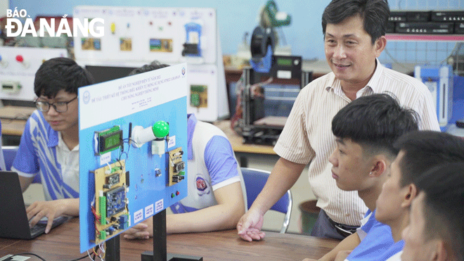 Lecturer of the Department of Electrical and Electronics Engineering, the University of Education and Technology, a member school of the University of Da Nang, guides students in designing intelligent control systems. Photo: NGOC HA