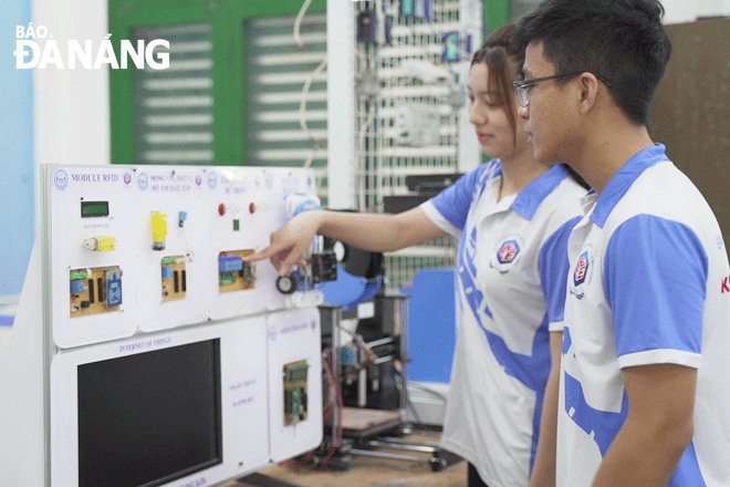  Students of the Faculty of Electrical and Electronics Engineering, the University of Education and Technology, a member school of the University of Da Nang, are joining a practical class. Photo: NGOC HA