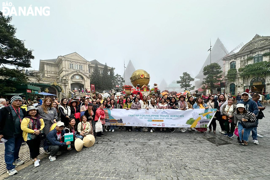 The group from the Philippines surveyed and experienced services at some tourist attractions in Da Nang. In the photo: The group at the Sun World Ba Na Hills Tourist Area.