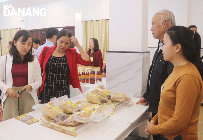 Hợp tác xã Dịch vụ sản xuất nông nghiệp Hòa Phong 1 (xã Hòa Phong, huyện Hòa Vang) trưng bày,  giới thiệu sản phẩm OCOP gà thả vườn Kê Sơn. Ảnh: VĂN HOÀNG	