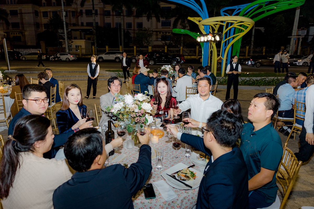 Không gian ấm cúng ở đêm tiệc “Royal Dining - Dạ tiệc Hoàng gia” tại  Vincom Shophouse Royal Park.