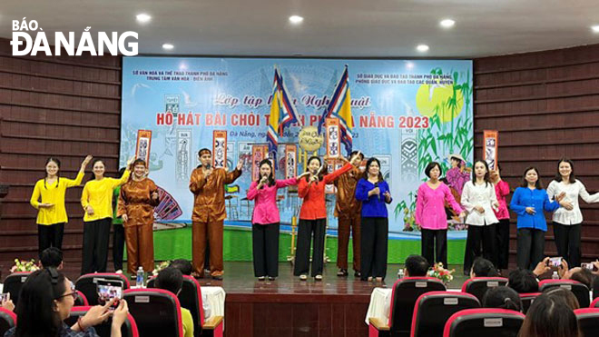 Lớp tập huấn nghệ thuật Hô hát bài chòi do Trung tâm Văn hóa - Điện ảnh thành phố tổ chức cho các hội viên. Ảnh: K.H