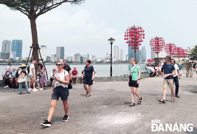  Tourists visit the Dragon Bridge area, Tran Hung Dao Street. Photo: THU HA