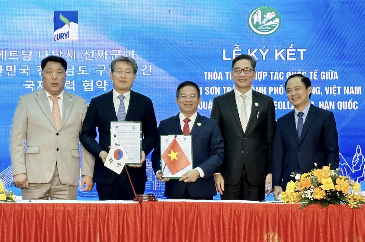 Representatives from Da Nang's Son Tra District, and Gurye District, Jeollanam Province, South Korea, at the signing ceremony of the cooperation agreement. Photo: danang.gov.vn