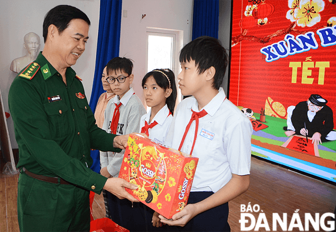 Colonel Nguyen Thanh Thuy, Deputy Political Commissar of the Da Nang Border Guard High Command, presenting gifts to needy people.