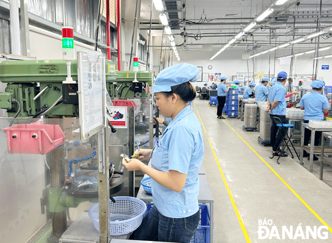 Công nhân làm việc tại Công ty TNHH Daiwa Việt Nam (quận Liên Chiểu). Ảnh: M.Q