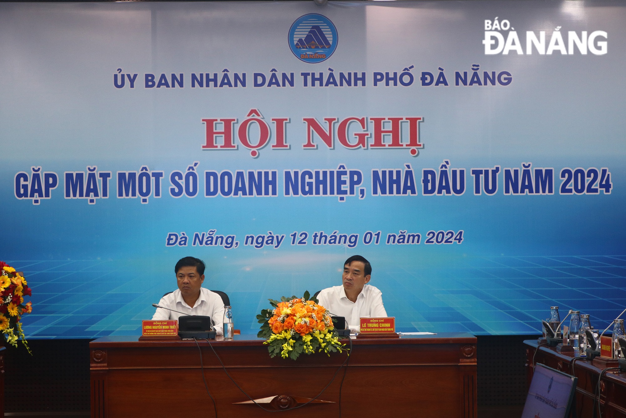 Permanent Deputy Secretary of the Da Nang Party Committee cum Chairman of the municipal People's Council Luong Nguyen Minh Triet (left), and Deputy Secretary of the municipal Party Committee cum Chairman of the People's Committee Le Trung Chinh co-chaired the get-together.