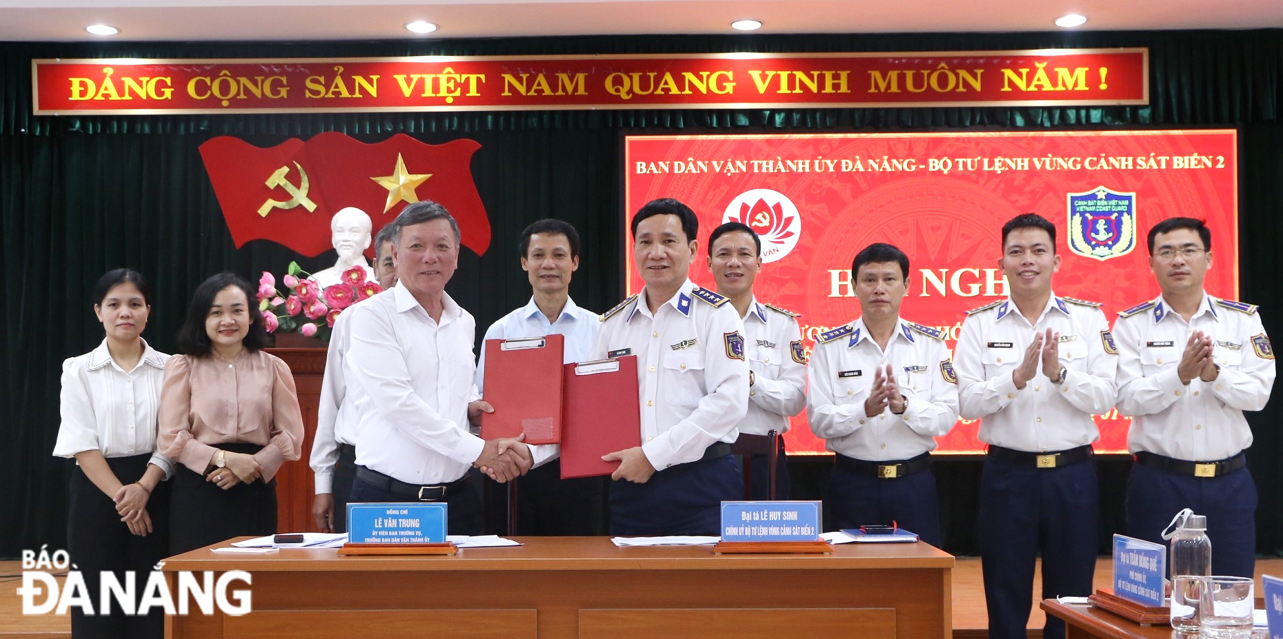 The Da Nang Party Committee's Mass Mobilisation Board signed with the High Command of the Coast Guard Region 2 to carry out the mass mobilisation coordination programme 