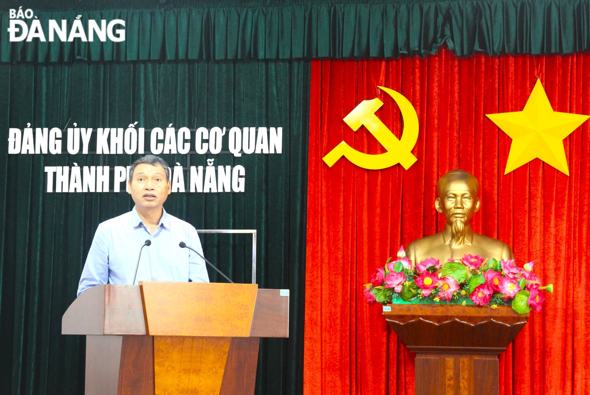 Permanent Vice Chairman of the municipal People's Committee Ho Ky Minh speaking at the event