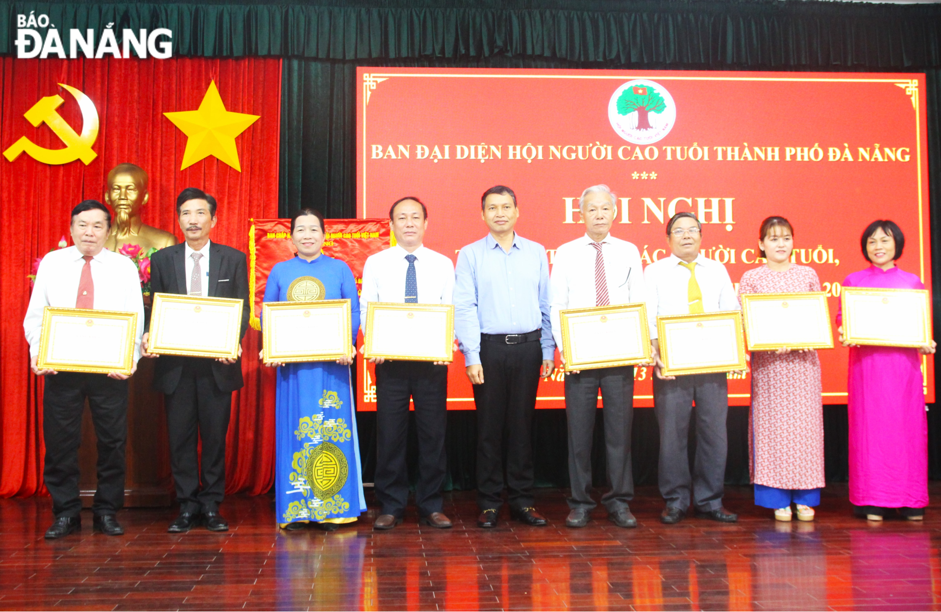 Vice Chairman Ho Ky Minh (5th, left) awarding Certificates of Merit from the Chairman of the municipal People's Committee to outstanding individuals in 2023. Photo: N.Q