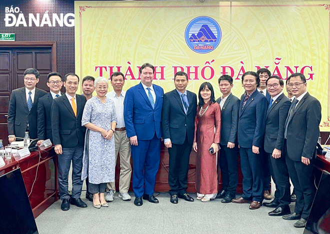 Vice Chairman of the Da Nang People's Committee Ho Ky Minh (7th, right) and US Ambassador to Viet Nam Marc E. Knapper (7th, left) posing for a group photo. Photo: T.AN