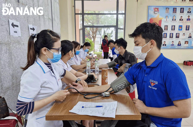 Young people participate in health checkups before donating blood. Photo: L.P