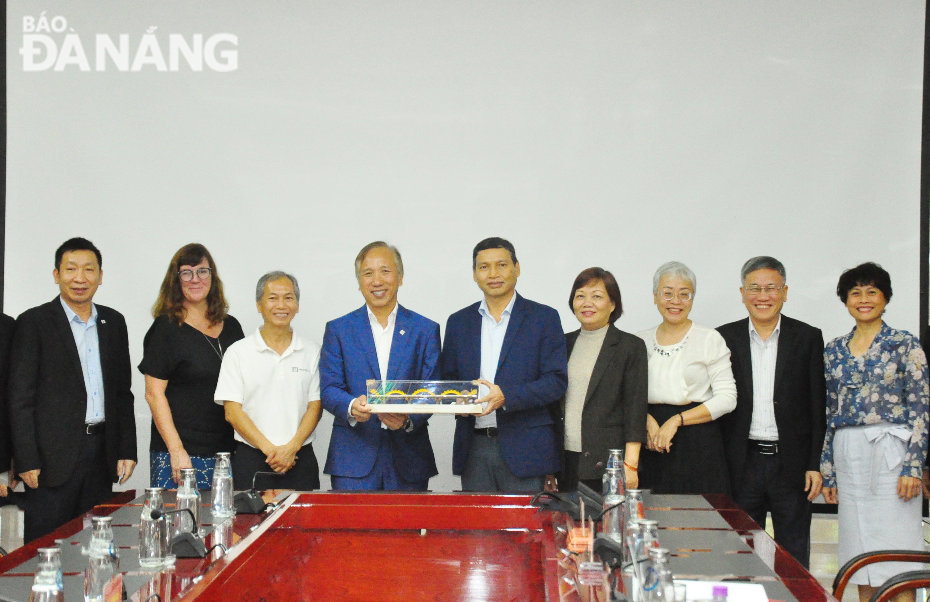 Vice Chairman of the Da Nang People's Committee of Ho Ky Minh (5th, right) presenting a souvenir to leaders of Marvell Company. Photo: THANH LAN