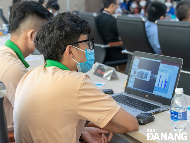 Data Got Talent sees a vibrant competitive atmosphere among 180 teams from different universities throughout Viet Nam. Photo: H.L