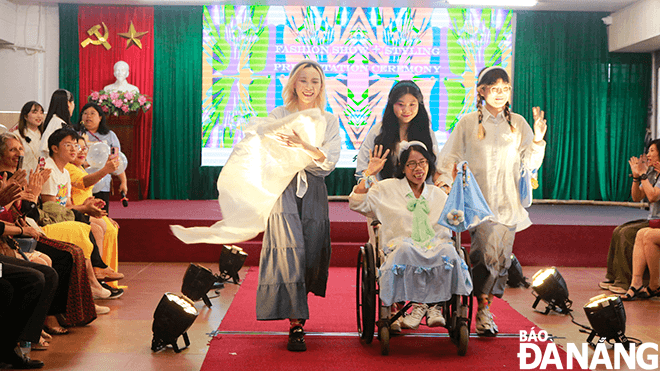 A disabled model confidently performs on the stage 