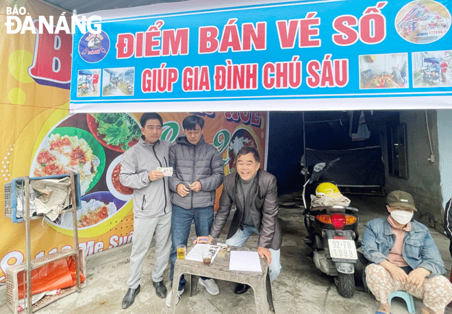 Local residents joined efforts to help Mr. Sau sell lottery tickets in a bid to support his poor family . Photo: TRONG HUNG 