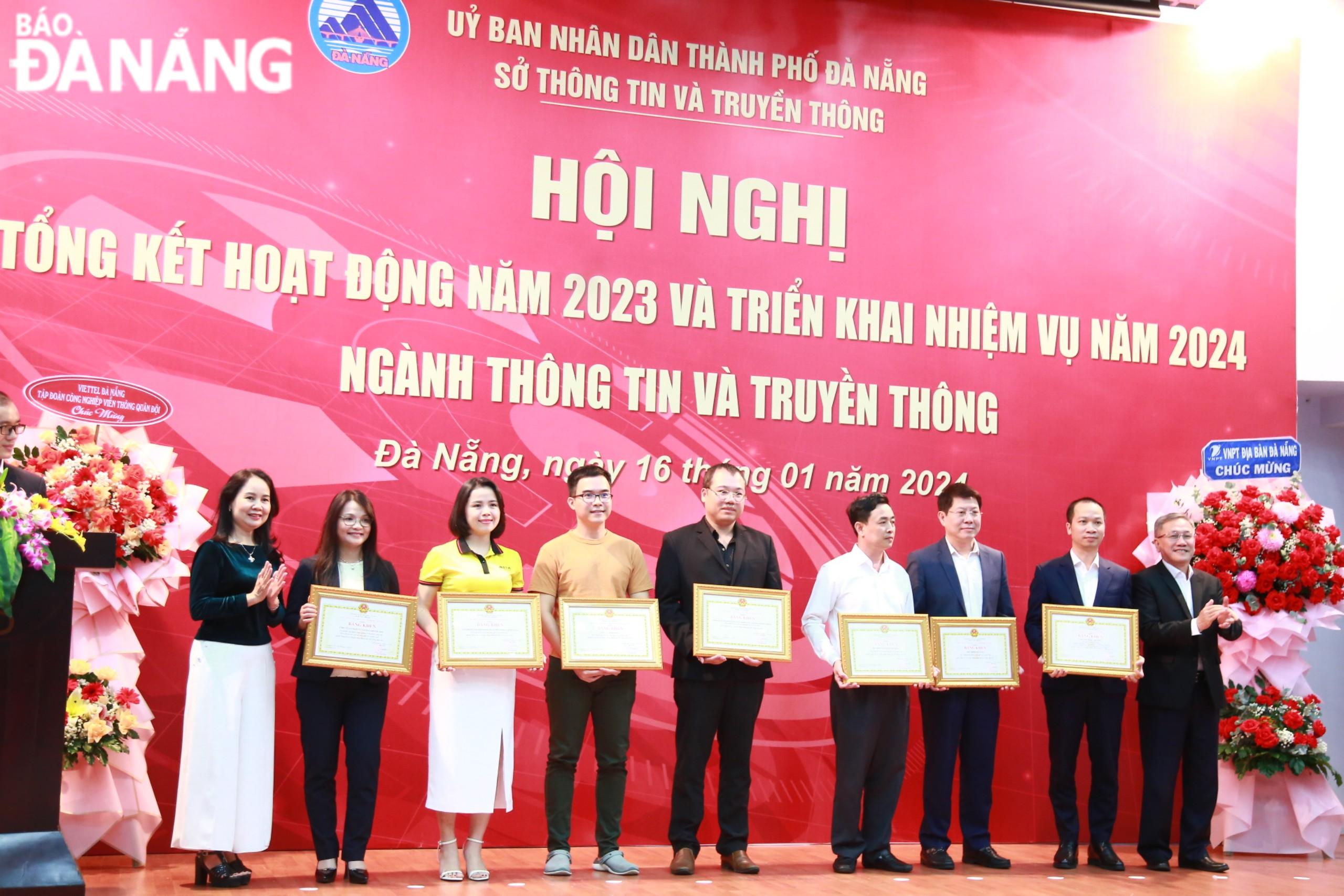 Nhiều đơn vị, doanh nghiệp cá nhân trên địa bàn thành phố được vinh danh, tặng thưởng vì những cống hiến, đóng góp cho ngành thông tin truyền thông trong năm 2023. Ảnh: CHIẾN THẮNG