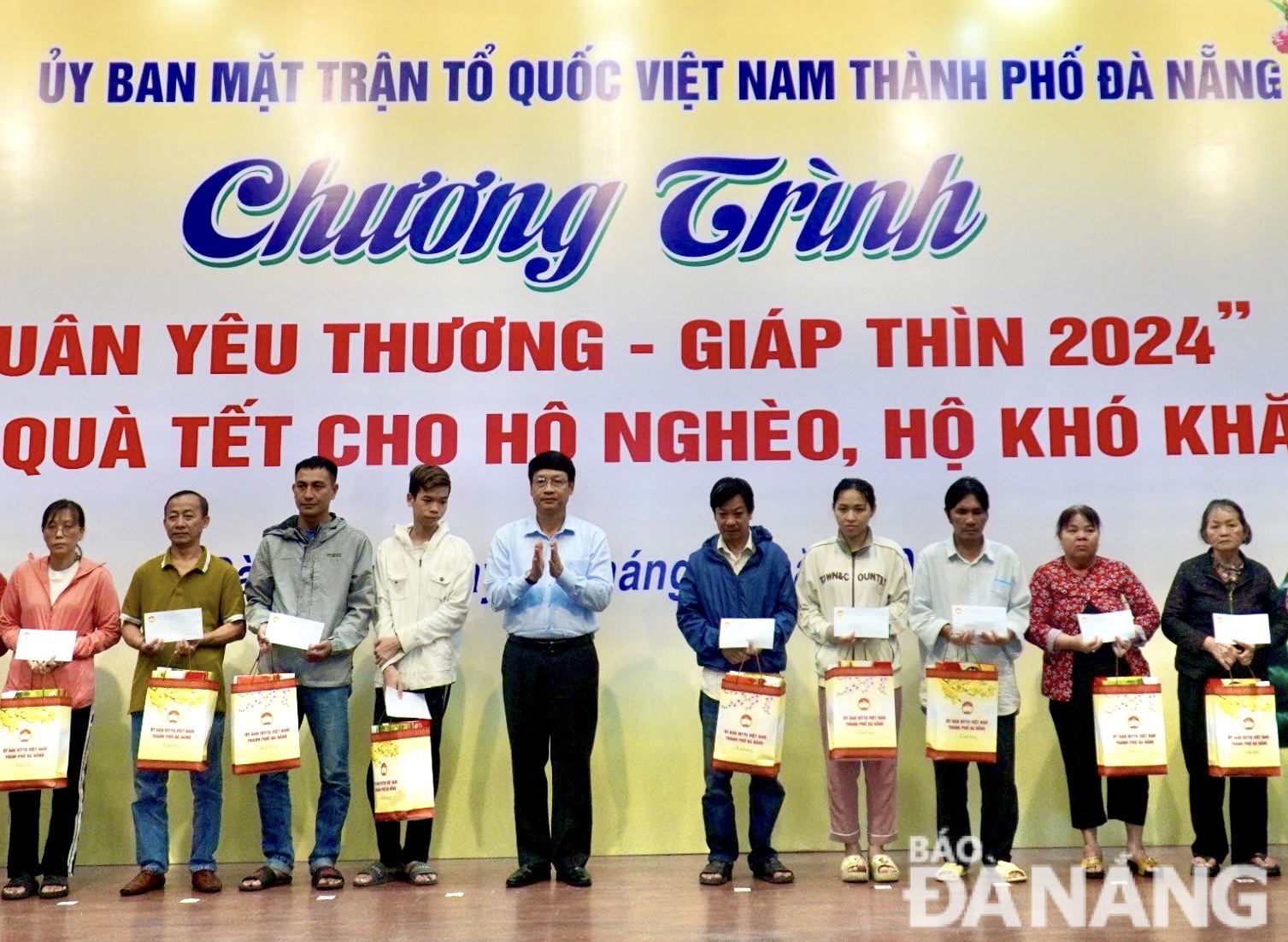  Chủ tịch Ủy ban MTTQ Việt Nam thành phố Ngô Xuân Thắng (thứ 5, bên trái sang) trao quà cho người nghèo tại chương trình. Ảnh: N.QUANG